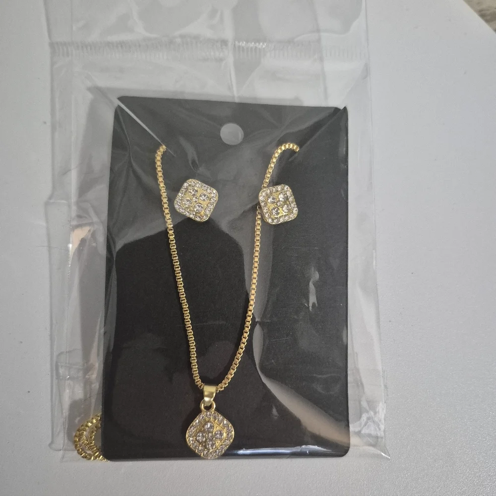 Elegant Jewelry Set Tennis Necklace & Earings Gold & Diamond Look